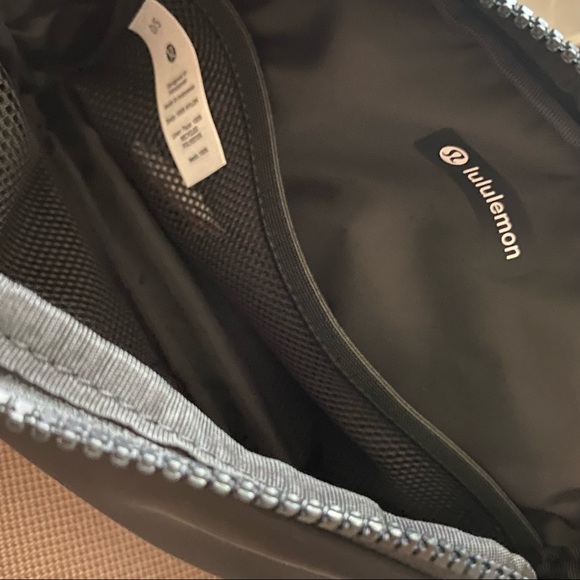 *SOLD* NWT LARGE BLACK Lululemon Everywhere Belt Bag - Picture 4 of 8